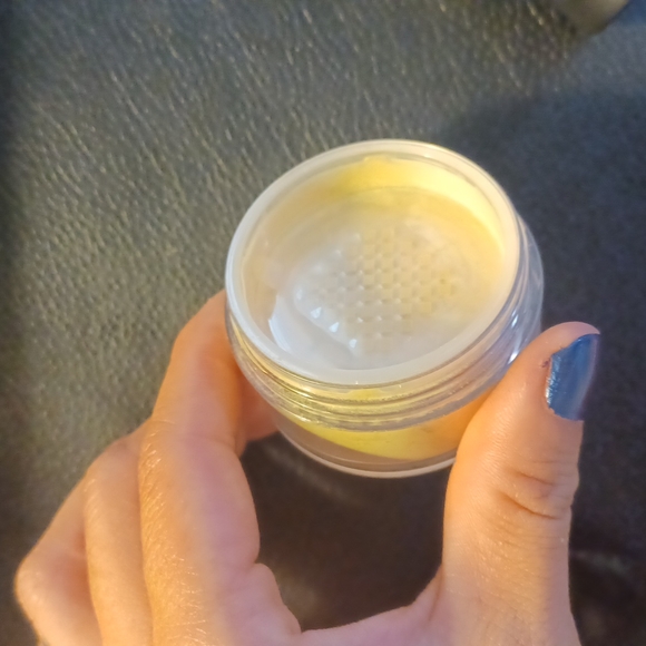 Banana Setting Powder - Picture 3 of 5